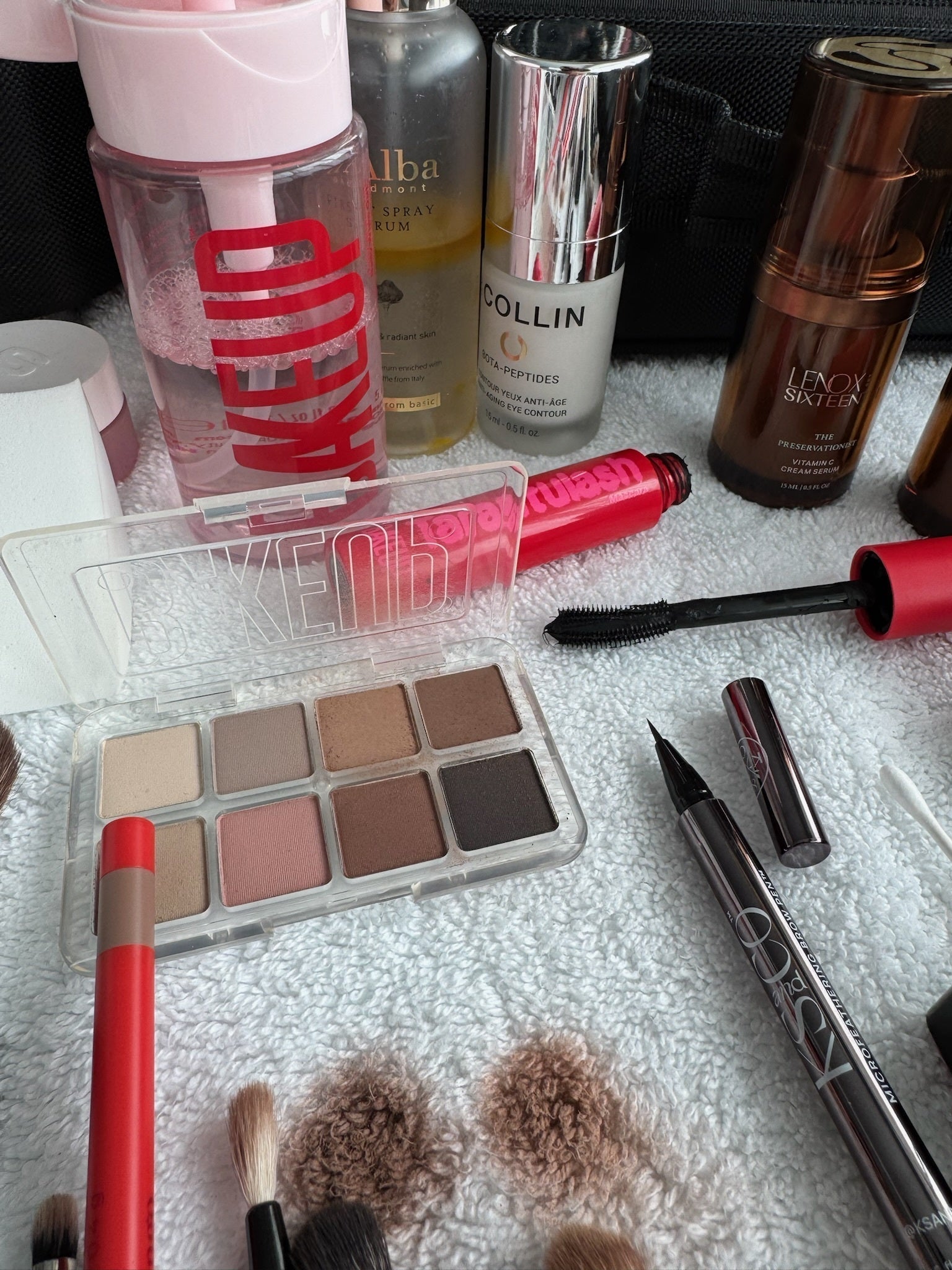 Complete vegan makeup kit flat lay: Tarantulash mascara, Micro Palm palette, eyeliner and makeup remover